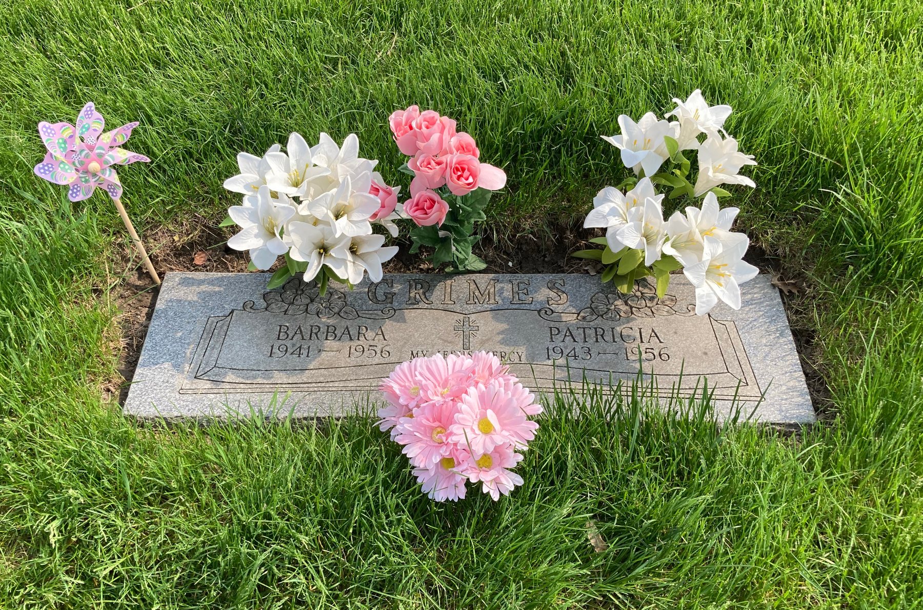 CC BY 4.0 photograph of the graves of Barbara and Patricia Grimes at Holy Sepulchre Cemetery in Alsip, Illinois.